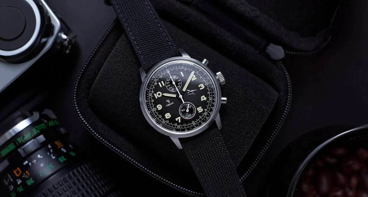 Yema Flygraf bi-compax AAE noire présentée avec un équipement de vol