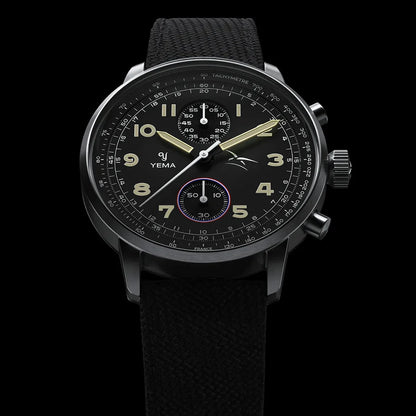 Cadran noir mat de la Flygraf bi-compax AAE en lumière naturelle