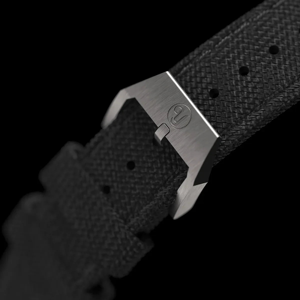 Détail du bracelet canvas noir et de sa boucle siglée AAE