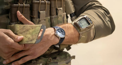Yema Flygraf CPA10 : montre portée avec un équipement militaire