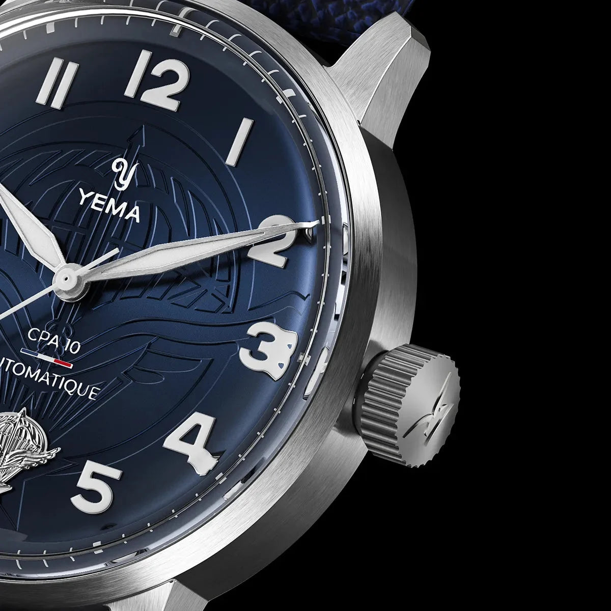 Yema Flygraf CPA10 : détail du cadran bleu brossé et de la couronne