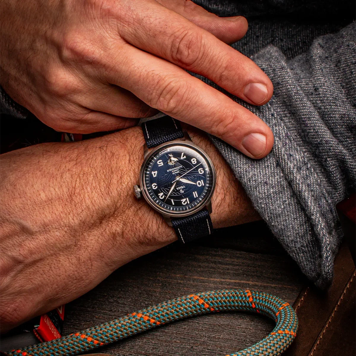 Yema Flygraf CPA10 : montre portée sur son bracelet canvas