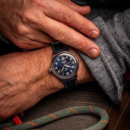 Yema Flygraf CPA10 : montre portée sur son bracelet canvas