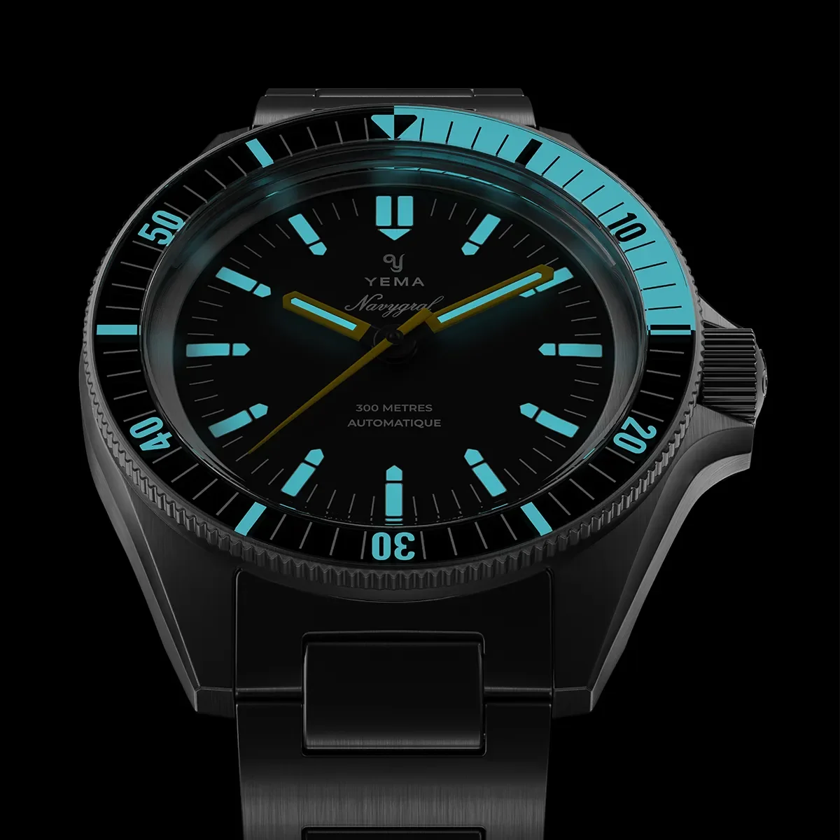 Yema Navygraf CMM.10 noire et jaune — luminescence de la lunette, des aiguilles et des index