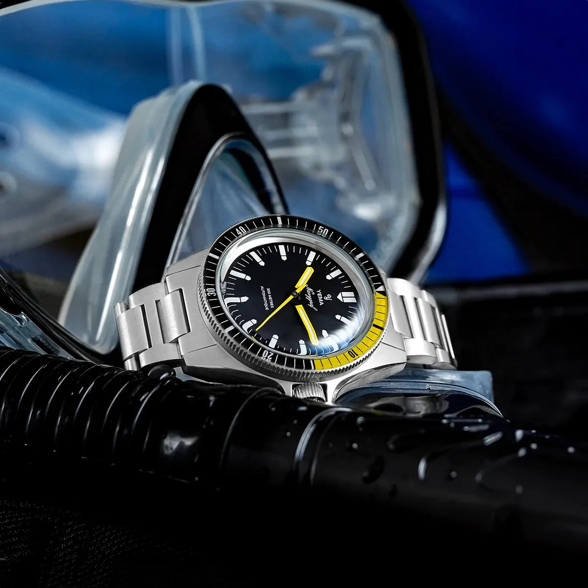 Yema Navygraf CMM.10 noire et jaune — montre près d’un masque de plongée
