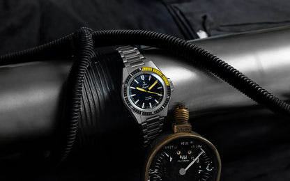 Yema Navygraf CMM.10 noire et jaune — présentation de la montre en ambiance maritime