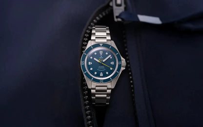 Yema Navygraf Marine nationale CMM.10, lunette bleue — montre portée sur une tenue Marine nationale