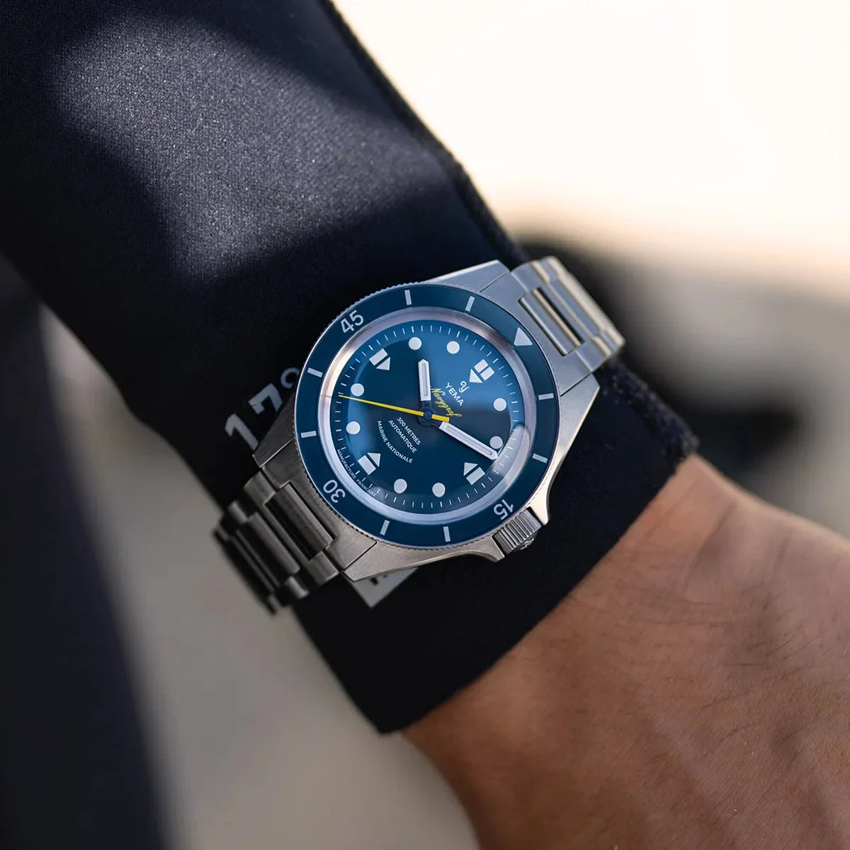 Yema Navygraf Marine nationale CMM.10, lunette bleue — vue portée au poignet