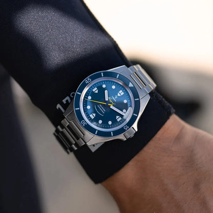 Yema Navygraf Marine nationale CMM.10, lunette bleue — vue portée au poignet