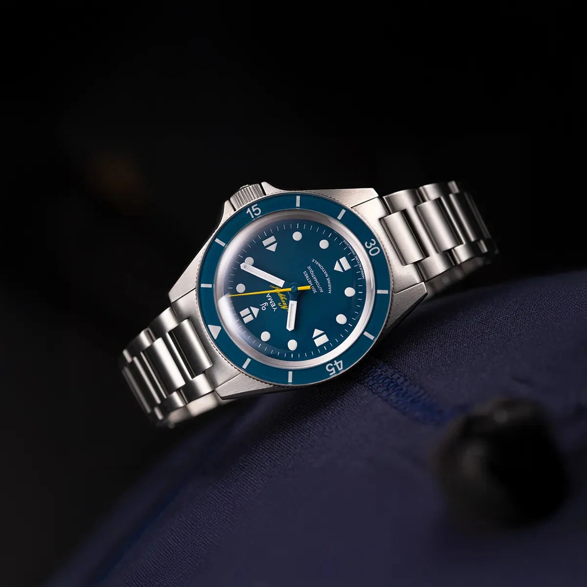 Yema Navygraf Marine nationale CMM.10, lunette bleue — montre posée sur bracelet acier