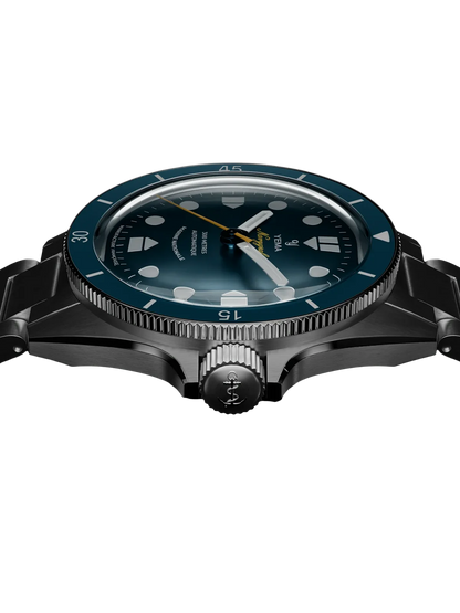 Yema Navygraf Marine nationale CMM.10, lunette bleue — vue de profil du boîtier et de la couronne