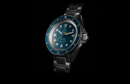 Yema Navygraf Marine nationale CMM.10, lunette bleue — vue de trois quarts en éclairage de studio