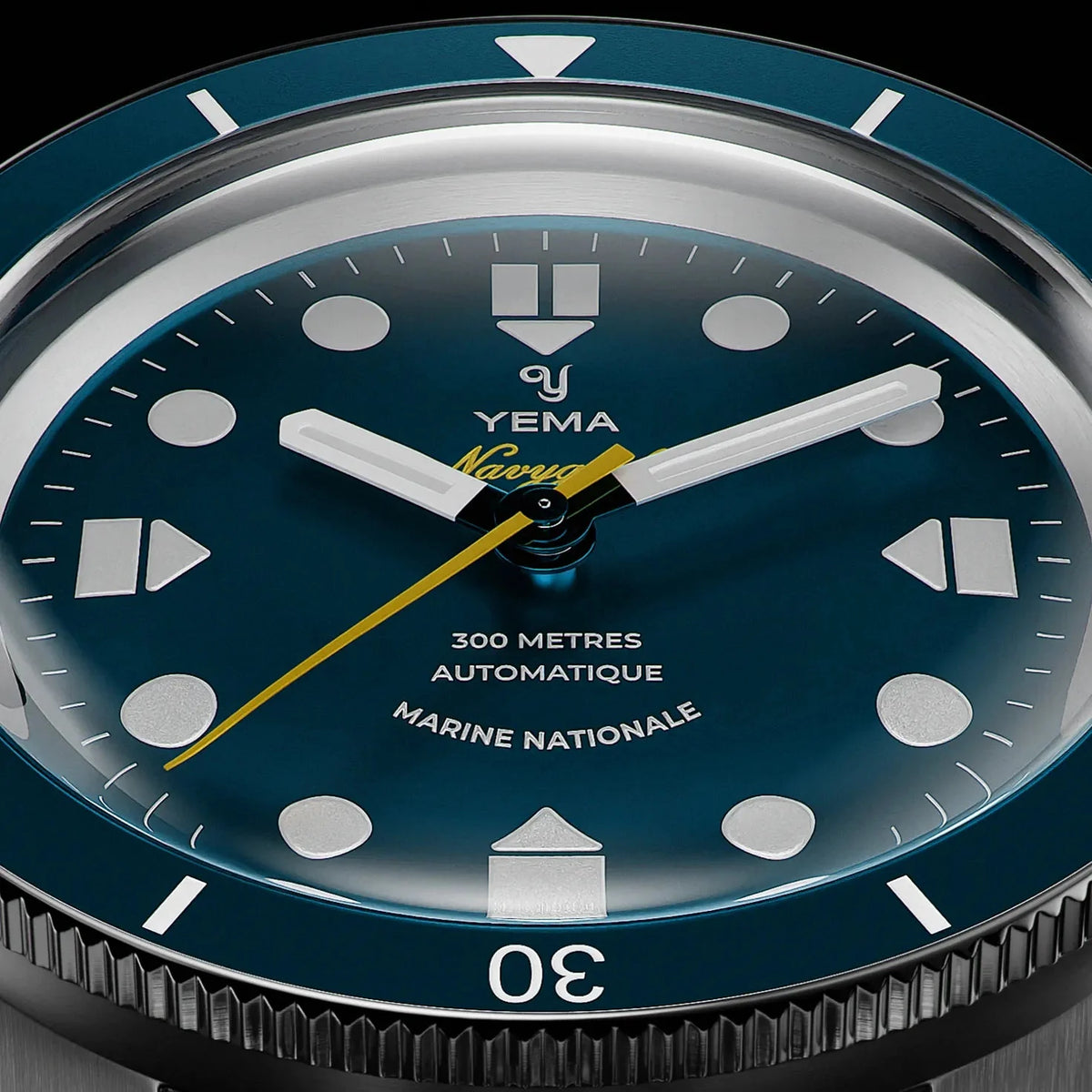 Yema Navygraf Marine nationale CMM.10, lunette bleue — détail du verre saphir double dôme
