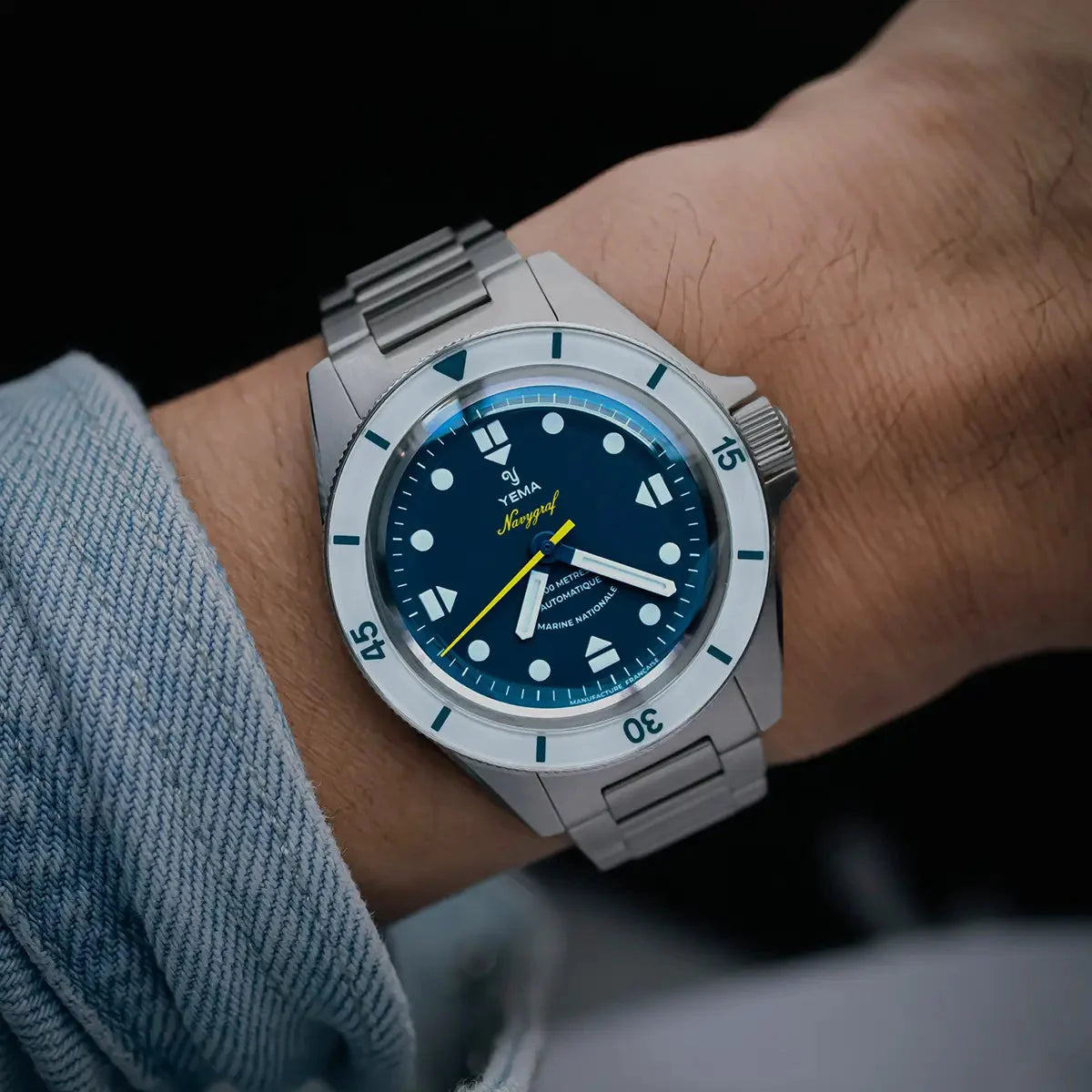 Yema Navygraf Marine nationale CMM.10, lunette blanche — vue portée au poignet