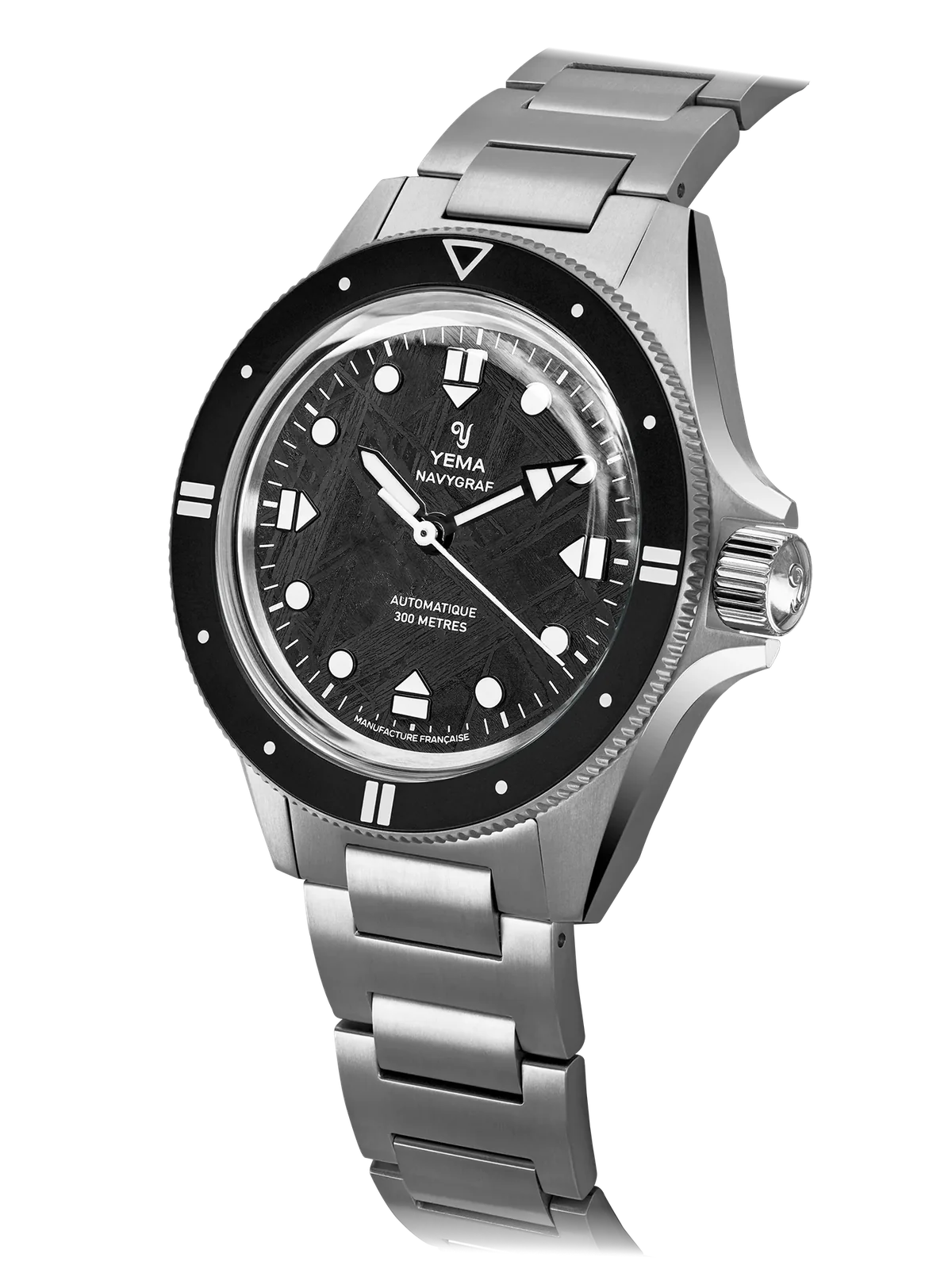 Yema Navygraf Meteorite noire, vue trois quarts avec bracelet titane