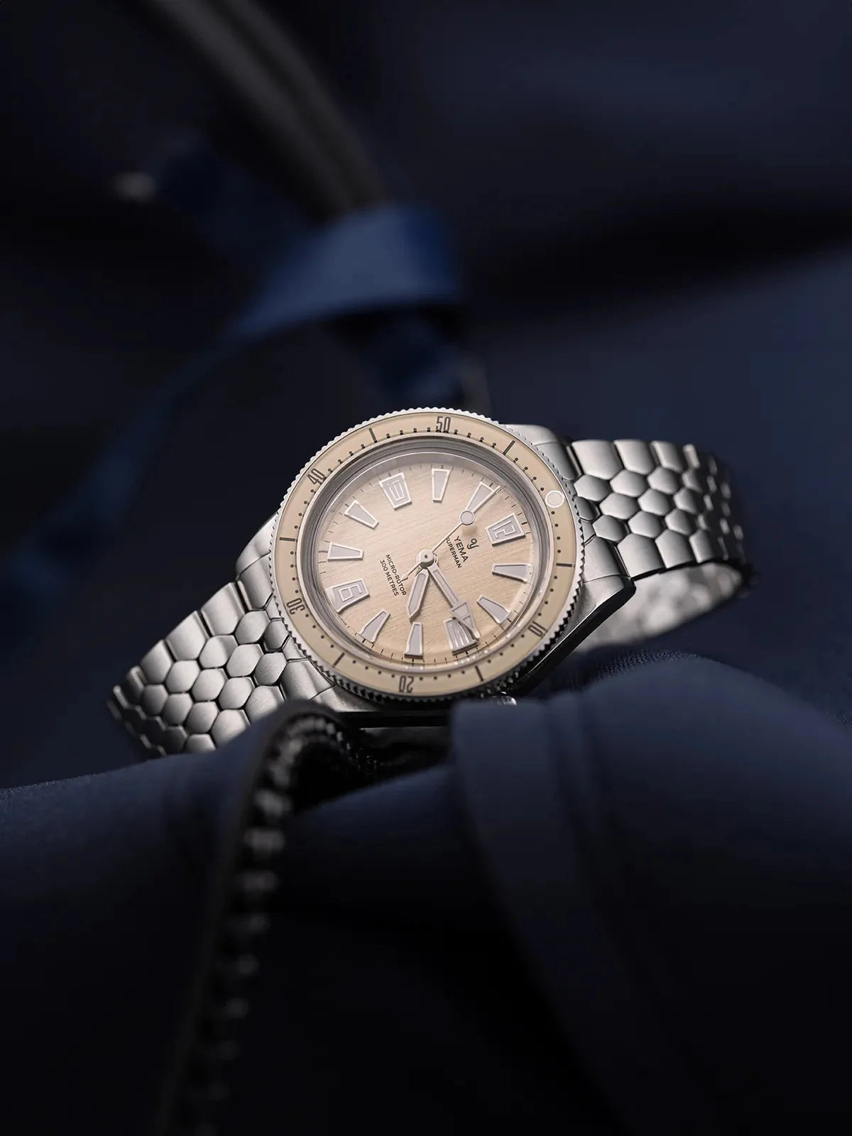 Yema Superman Skin Diver CMM.20 beige — présentation en ambiance