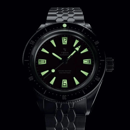 Yema Superman Skin Diver CMM.20 bordeaux — luminescence du cadran