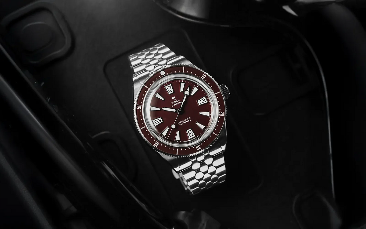Yema Superman Skin Diver CMM.20 bordeaux — présentation en ambiance