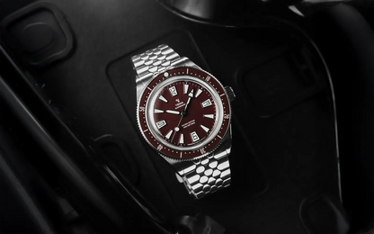 Yema Superman Skin Diver CMM.20 bordeaux — présentation en ambiance