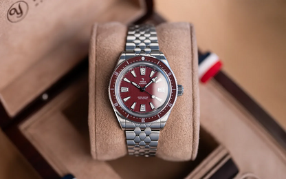 Yema Superman Skin Diver CMM.20 bordeaux — vue au poignet