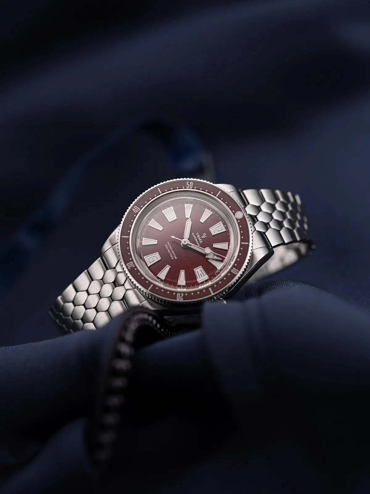 Yema Superman Skin Diver CMM.20 bordeaux — présentation en ambiance