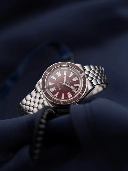 Yema Superman Skin Diver CMM.20 bordeaux — présentation en ambiance