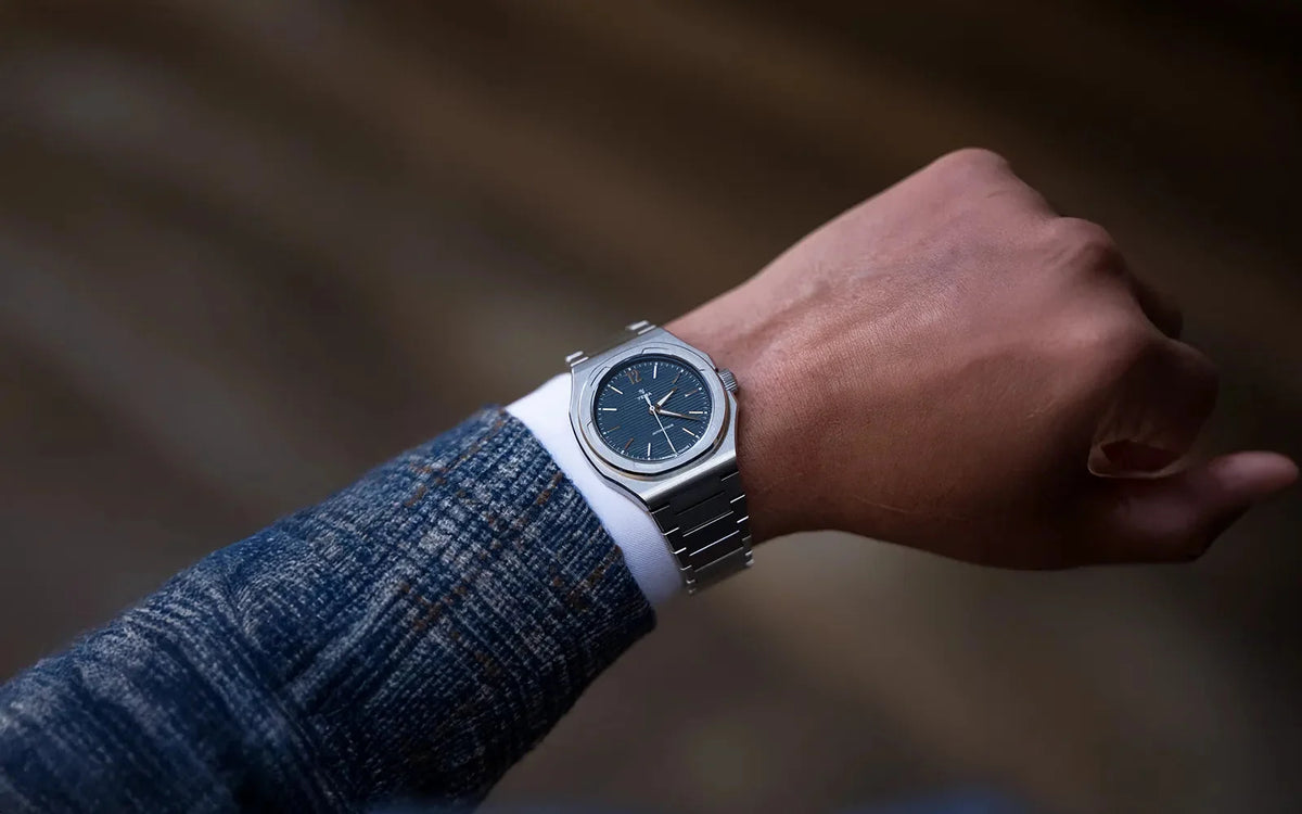Yema Wristmaster Slim CMM.20 bleue — présentation en ambiance
