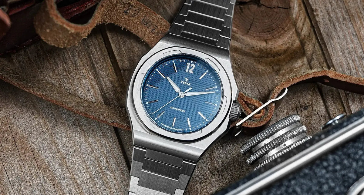 Yema Wristmaster Slim CMM.20 bleue — présentation en ambiance