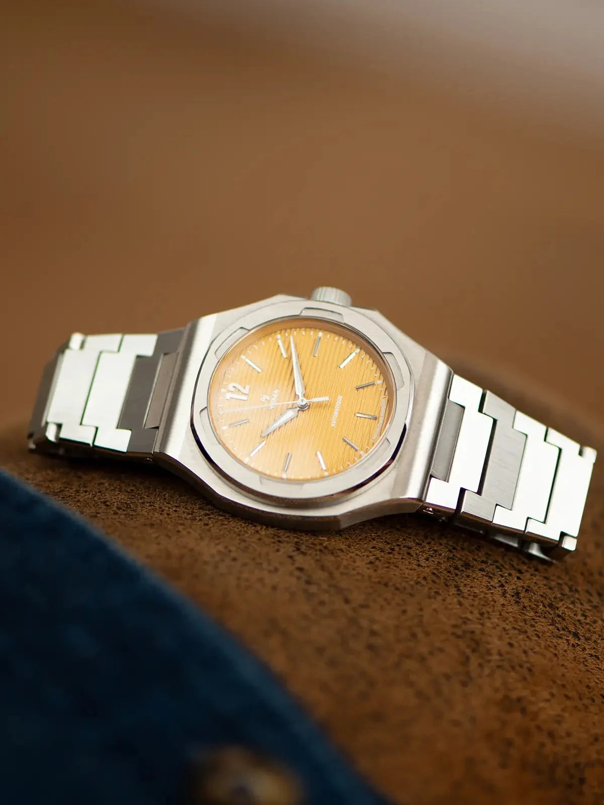 Yema Wristmaster Slim CMM.20 jaune — présentation en ambiance