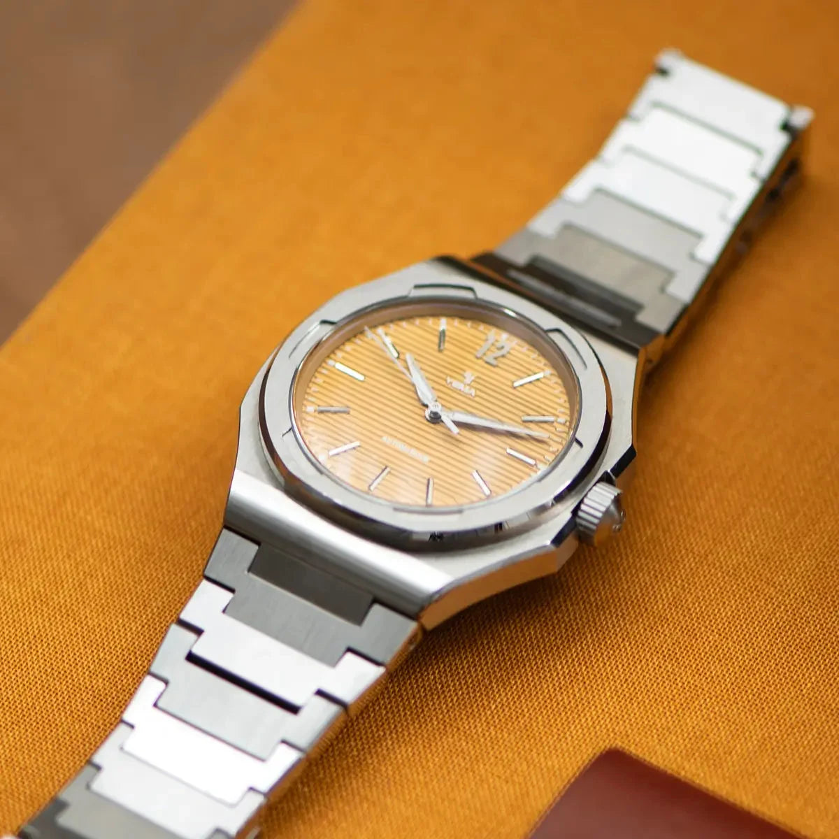 Yema Wristmaster Slim CMM.20 jaune — présentation du cadran